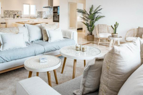 PA18- Stunning flat, gym, indoor and outdoor pool